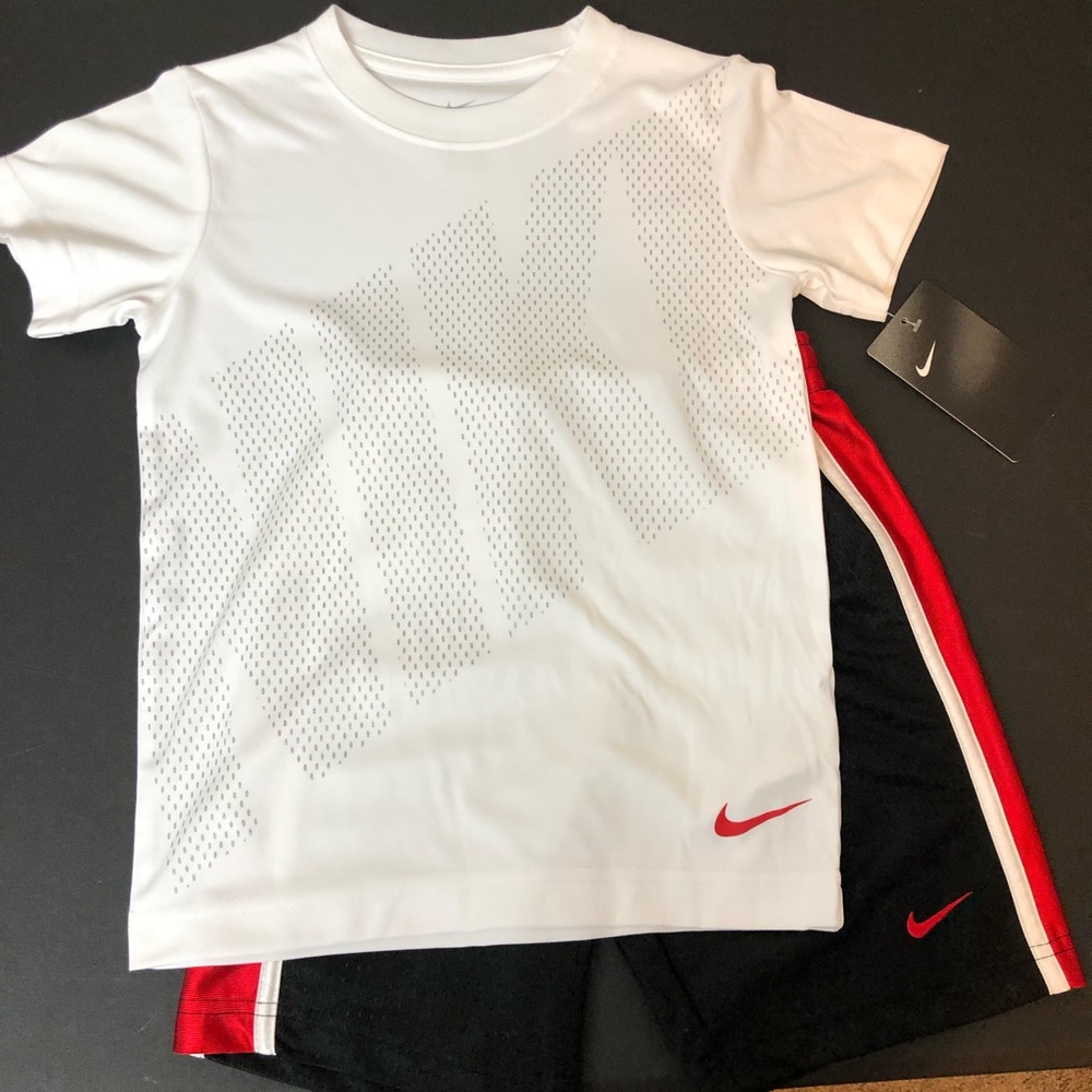 Nike Set T-Shirt & Shorts